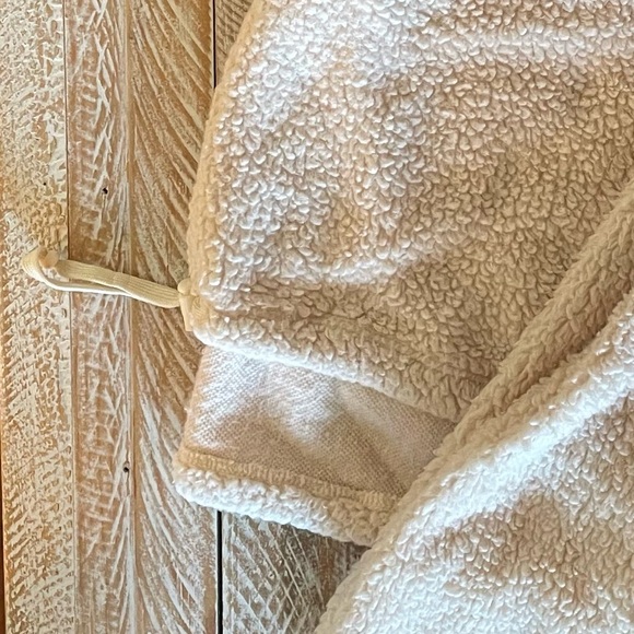 😊🧸Urban Outfitters Teddy Jacket Fleece Hooded Long Sleeve Cropped 🧸😊~ med - Picture 9 of 13